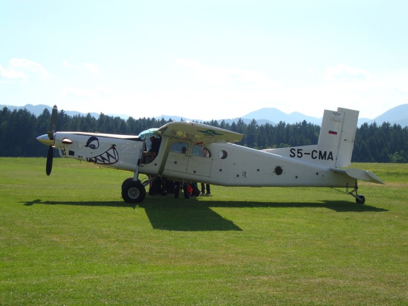 02a4a-100711_skok_s_padalom_sg68